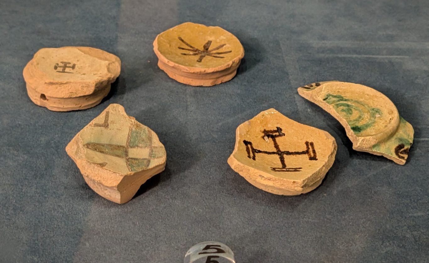 Ceramica Invetriata im Castello di Arechi aus dem 11. bis 12. Jahrhundert Ceramica Invetriata im Castello di Arechi aus dem 11. bis 12. Jahrhundert