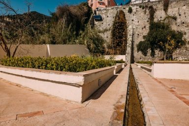 Primärquelle und Wasserkreuz auf der höchsten Gartenebene Primärquelle und Wasserkreuz auf der höchsten Gartenebene