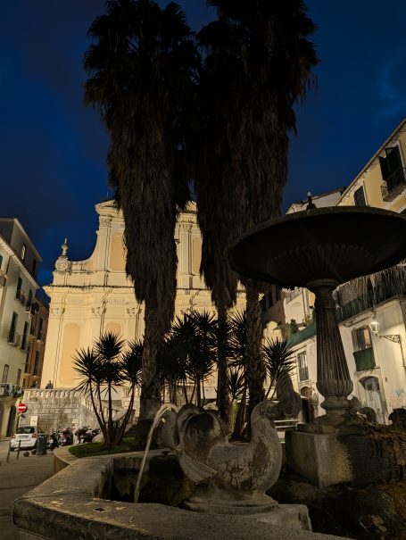 Vorplatz mit Brunnen der Chiesa dell'Addolorata e Convento di S. Sofia Vorplatz mit Brunnen der Chiesa dell'Addolorata e Convento di S. Sofia