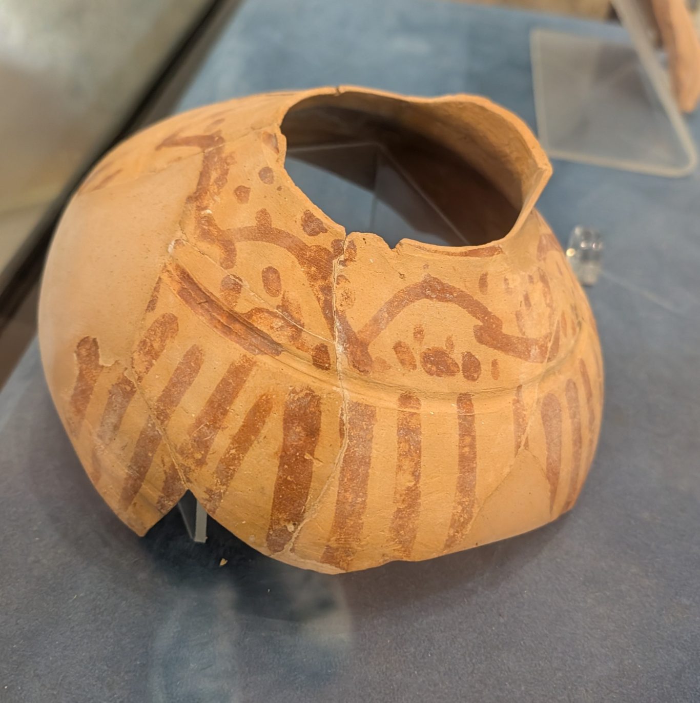 Keramik mit "Banda rossa" vom Castelli di Arechi aus dem 7. bis 8. Jahrhundert Keramik mit "Banda rossa" vom Castelli di Arechi aus dem 7. bis 8. Jahrhundert