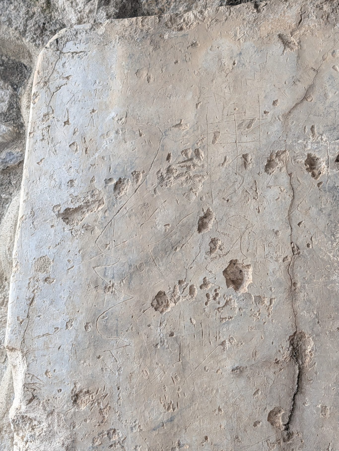 2m hohe Steinplatte mit einer Skizze für ein nie fertiggestelltes Relief auf dem Castello di Arechi 2m hohe Steinplatte mit einer Skizze für ein nie fertiggestelltes Relief auf dem Castello di Arechi