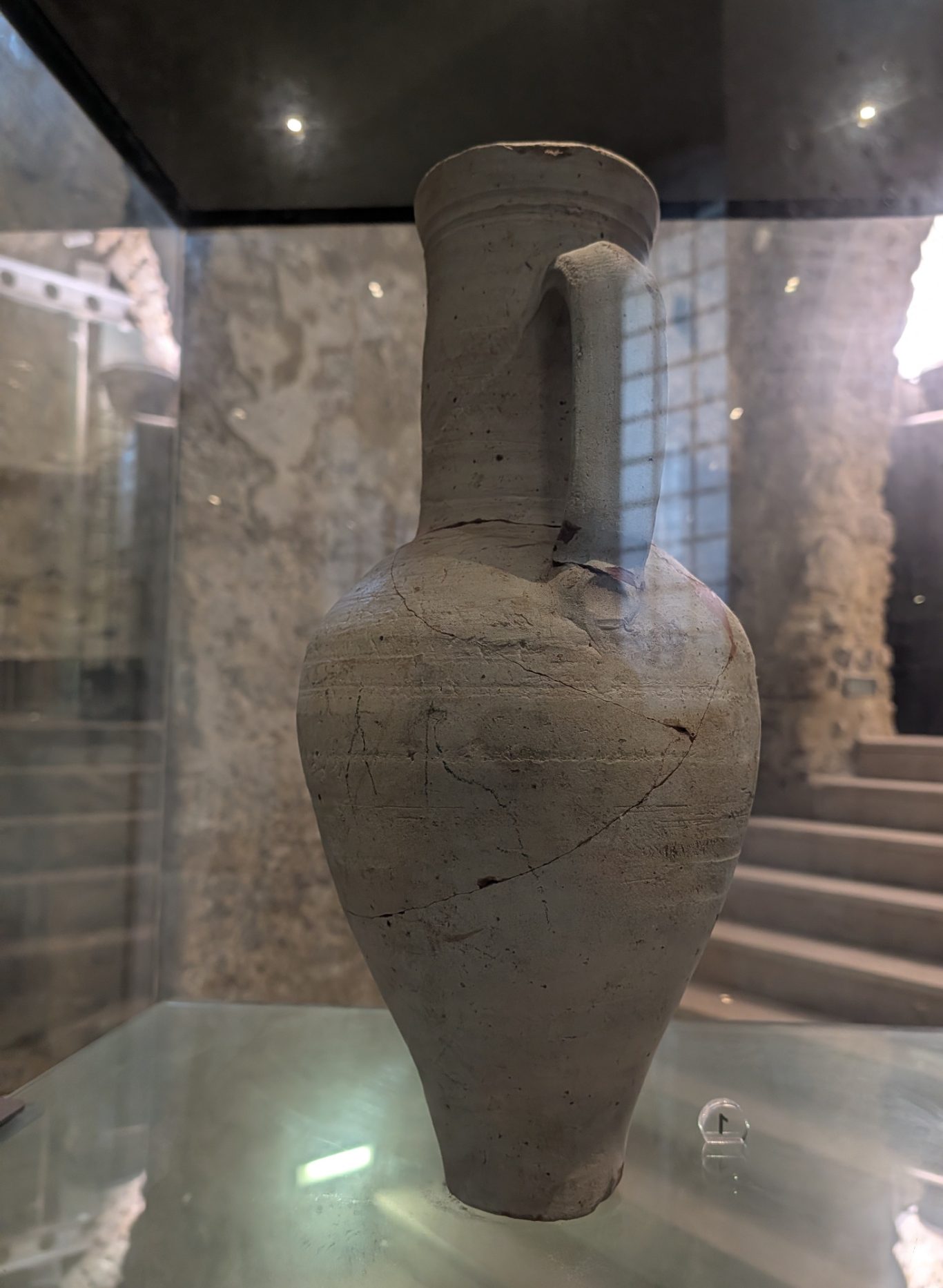 Amphore vom Castelli di Arechi aus dem 7. Jahrhundert Amphore vom Castelli di Arechi aus dem 7. Jahrhundert