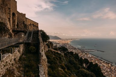 Castello di Arechi mit Küstenlinie nach Süden