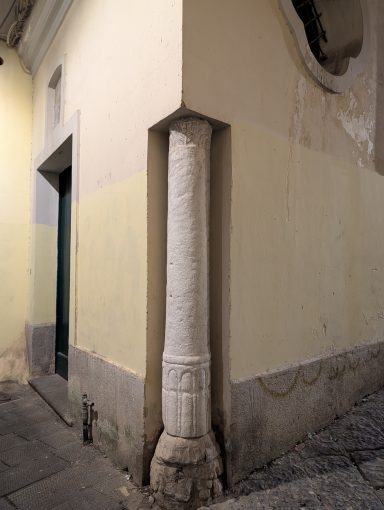 Säule im mittelalterlichen Stadtkern von Salerno Säule im mittelalterlichen Stadtkern von Salerno