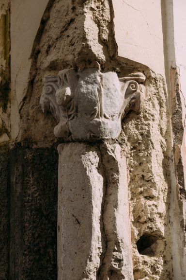 Säule im mittelalterlichen Stadtkern von Salerno Säule im mittelalterlichen Stadtkern von Salerno
