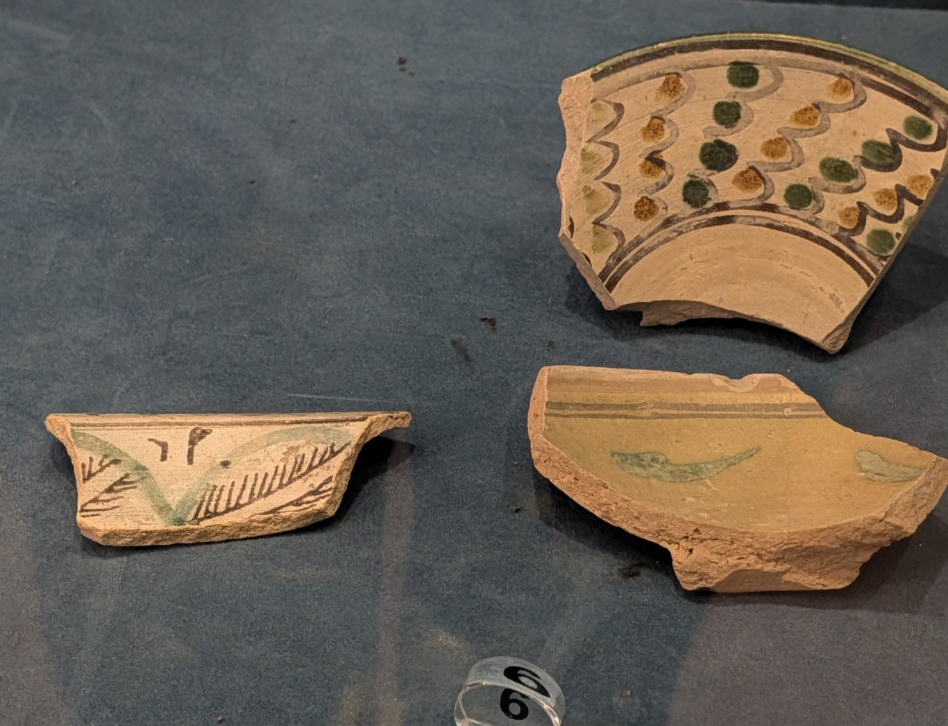 Ceramica Invetriata im Castello di Arechi aus dem 11. bis 12. Jahrhundert Ceramica graffita aus dem 14. bis 16. Jahrhundert