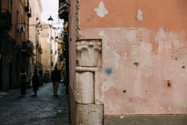 Antike Säule im mittelalterlichen Stadtkern von Salerno Antike Säule im mittelalterlichen Stadtkern von Salerno