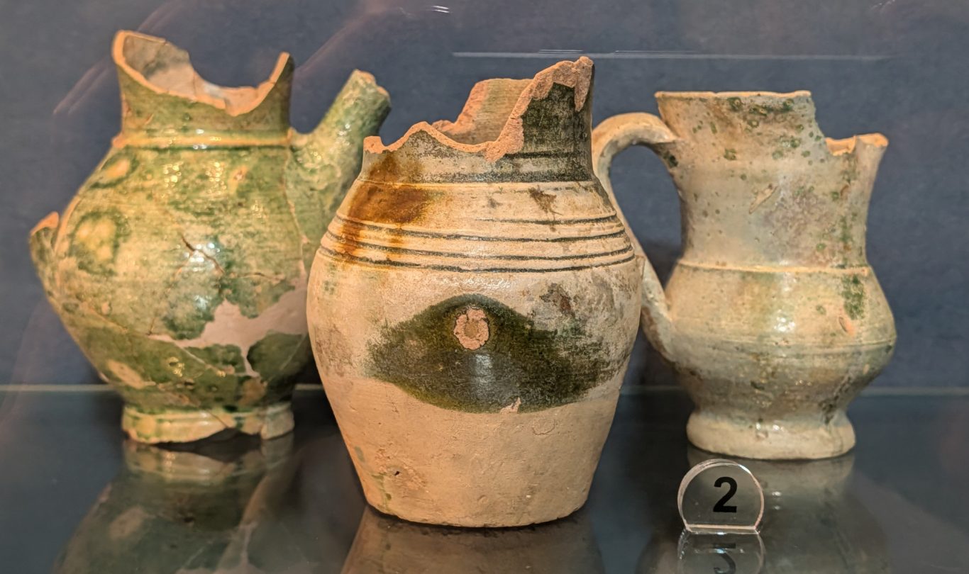 Ceramica Invetriata im Castello di Arechi aus dem 11. bis 12. Jahrhundert Ceramica Invetriata im Castello di Arechi aus dem 11. bis 12. Jahrhundert