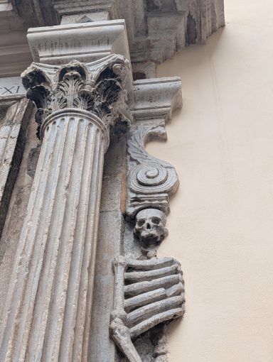 Antike Säule an der "Ex chiesa Monte dei Morti" - gegenüber der Chiesa dell'Addolorata e Convento di S. Sofia Antike Säule an der "Ex chiesa Monte dei Morti" - gegenüber der Chiesa dell'Addolorata e Convento di S. Sofia